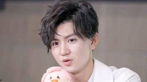 陈哲远女朋友吃瓜视频,吃瓜视频引发网友热议